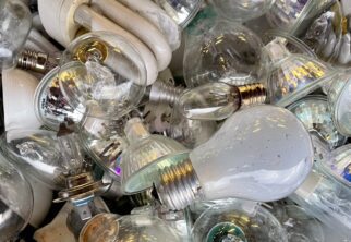 how to dispose of fluorescent light bulbs