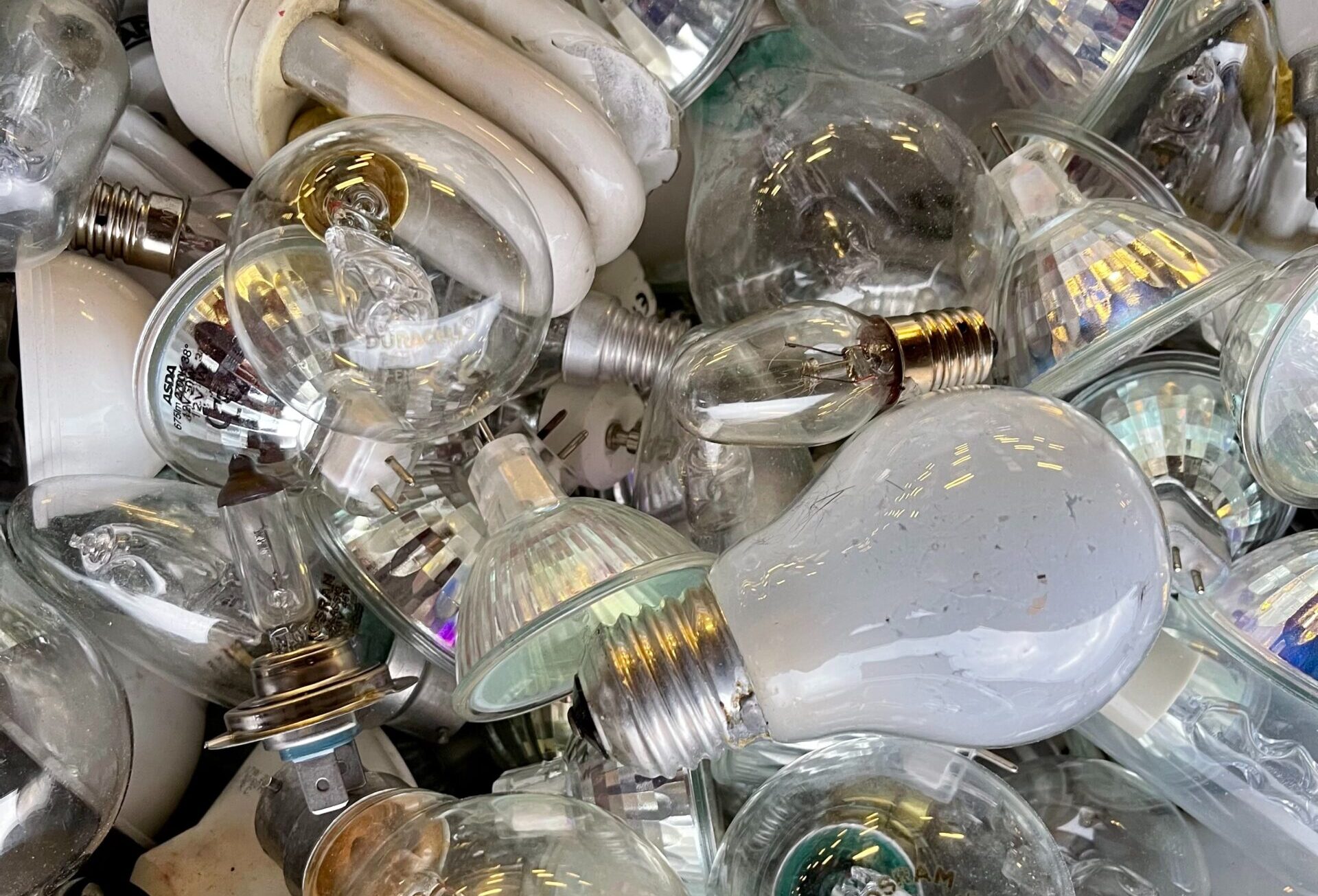 how to dispose of fluorescent light bulbs